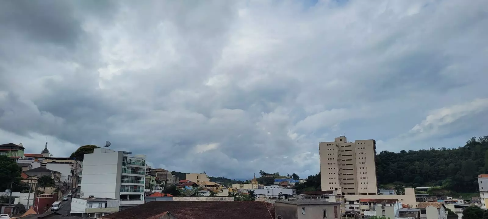 Calor, chuva e chegada de frente fria marcam a semana em Santos Dumont